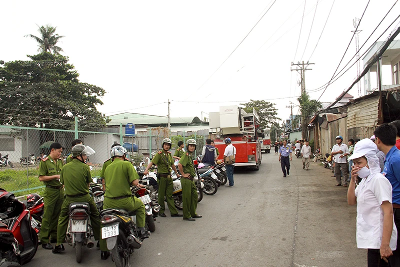 Cơ sở thực phẩm cháy, công nhân hoảng loạn tháo chạy ảnh 3